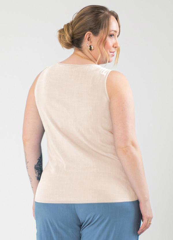 Cativa - Regata Plus Size Decote V em Viscose Bege 2