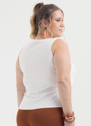 Cativa - Regata Plus Size Decote V em Viscose Branco  - CATIVA