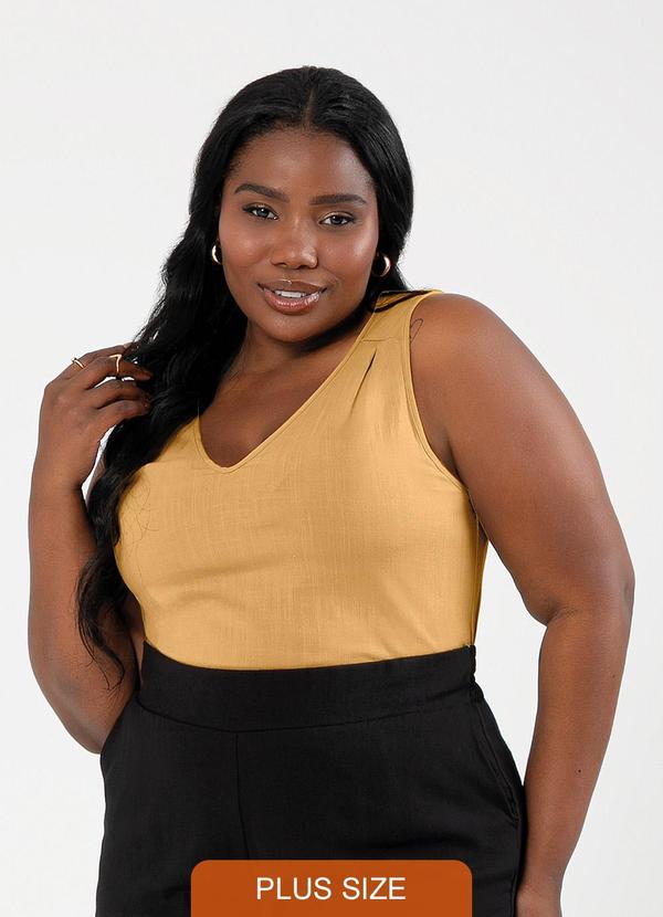 Cativa - Regata Plus Size Decote V em Viscose Caramelo