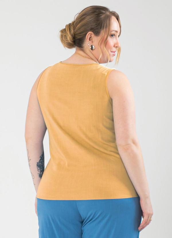 Cativa - Regata Plus Size Decote V em Viscose Caramelo 2