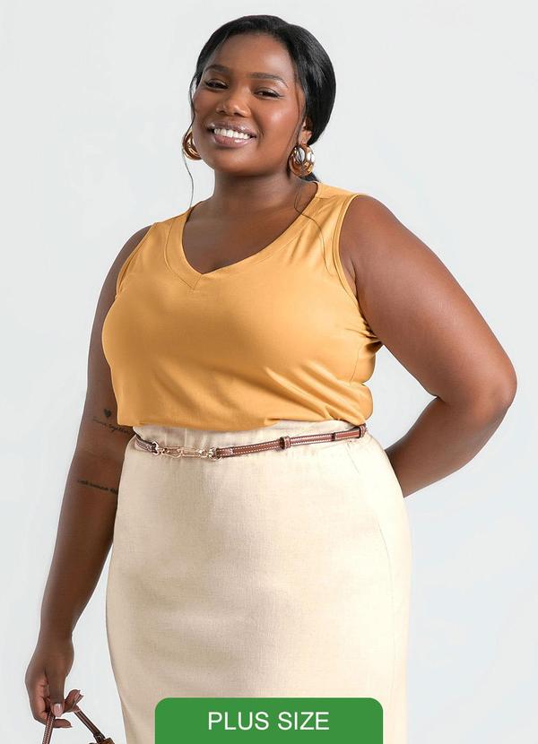 Cativa - Regata Plus Size Decote V em Viscose Caramelo