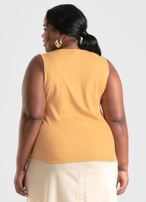 Cativa - Regata Plus Size Decote V em Viscose Caramelo 2