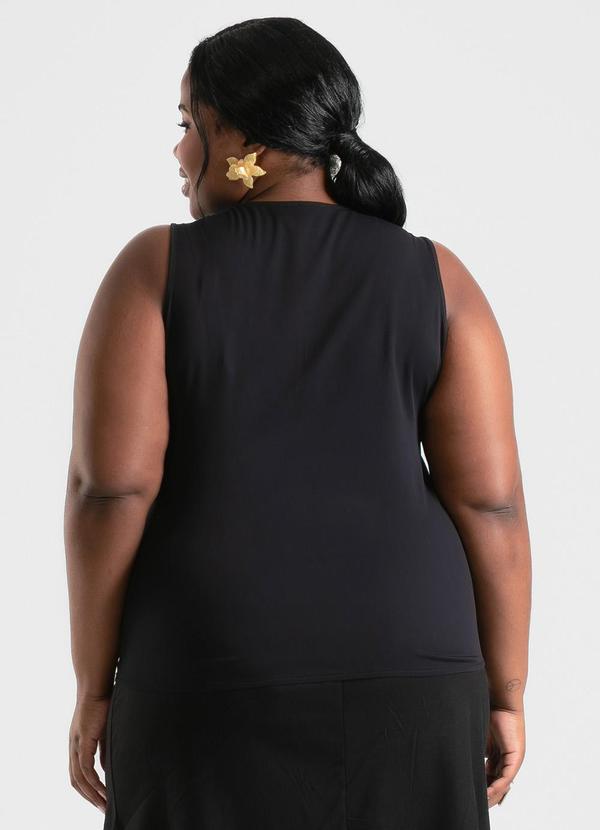 Cativa - Regata Plus Size Decote V em Viscose Preto 2