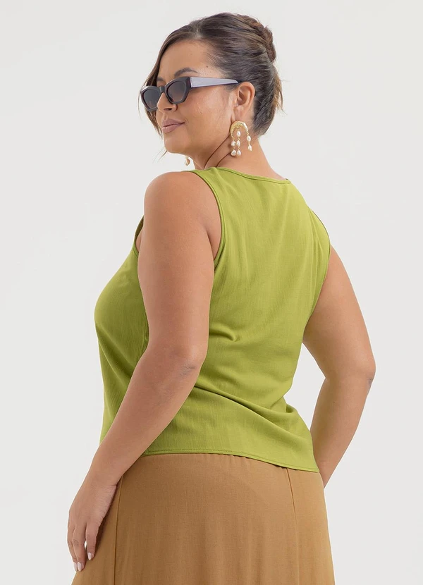 Cativa - Regata Plus Size Decote V em Viscose Verde 2