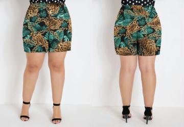 Short Folhas Plus Size com Bolsos Decorativos