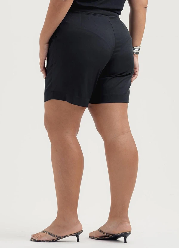Cativa - Short Plus Size em Tecido Alfaiataria Preto 3