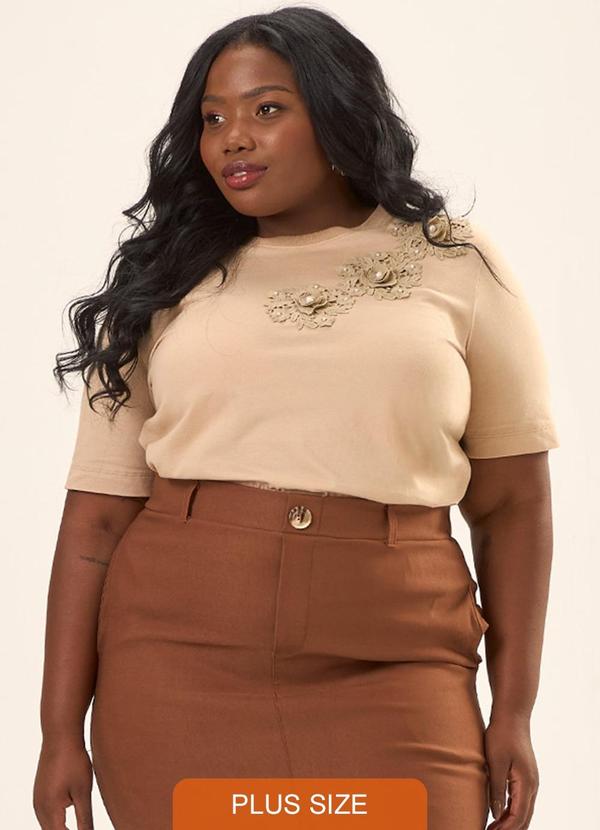 Cess - Blusa Plus Size Algodão Pienza Bege