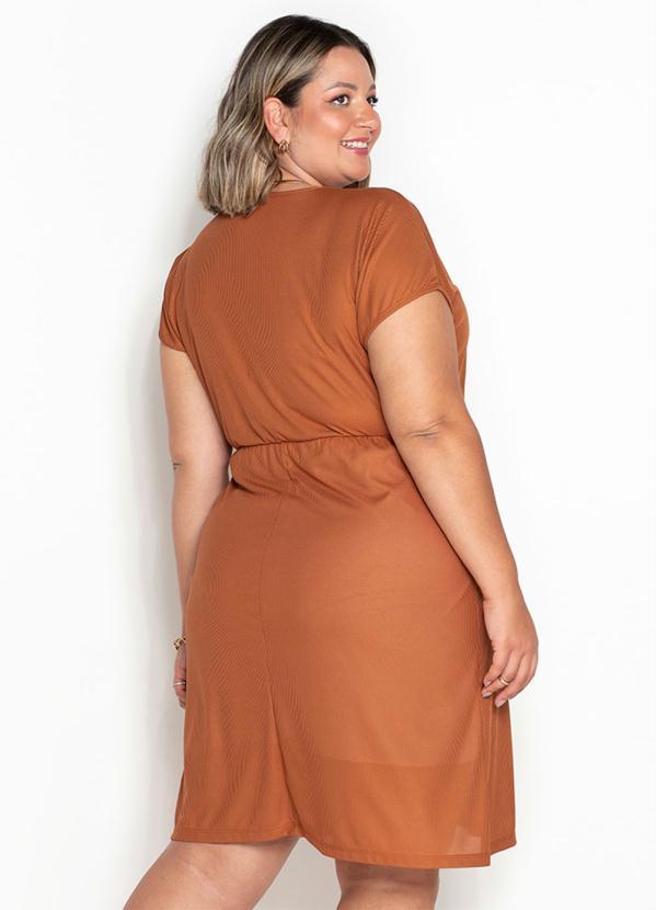 Outlet - Vestido Caramelo com Fenda Frontal Plus Size 4