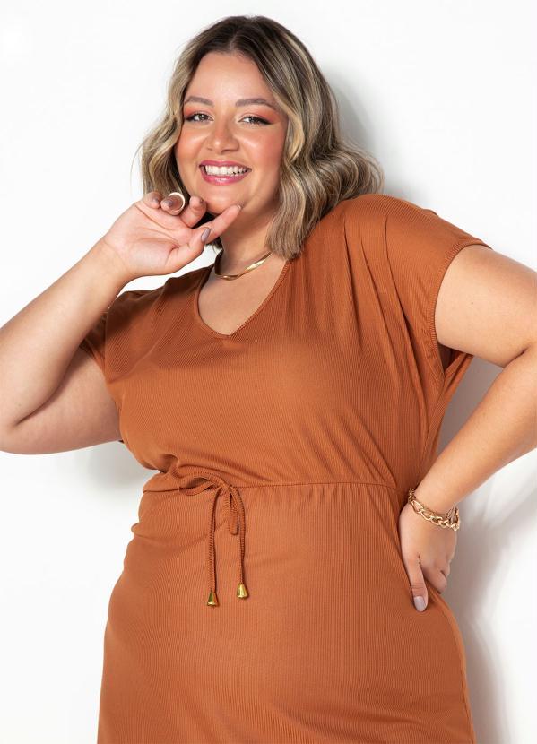 Outlet - Vestido Caramelo com Fenda Frontal Plus Size 3