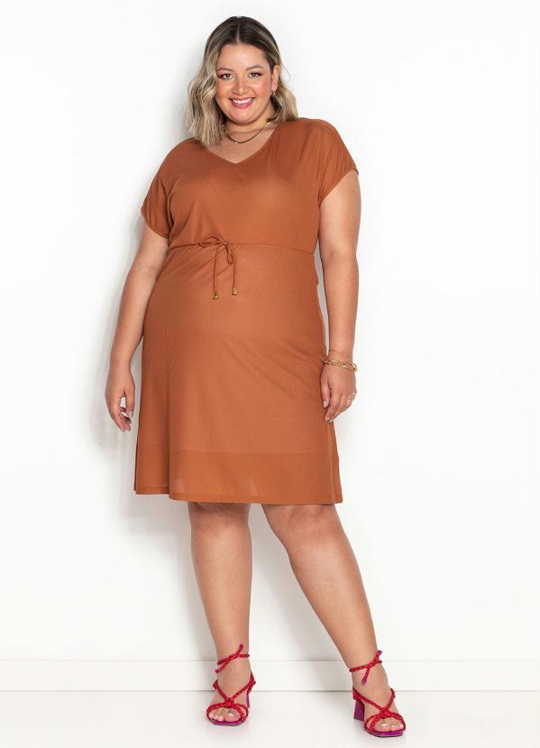 Outlet - Vestido Caramelo com Fenda Frontal Plus Size 2