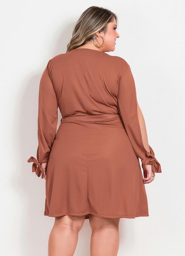 Marguerite - Vestido Caramelo Transpassado Plus Size 2