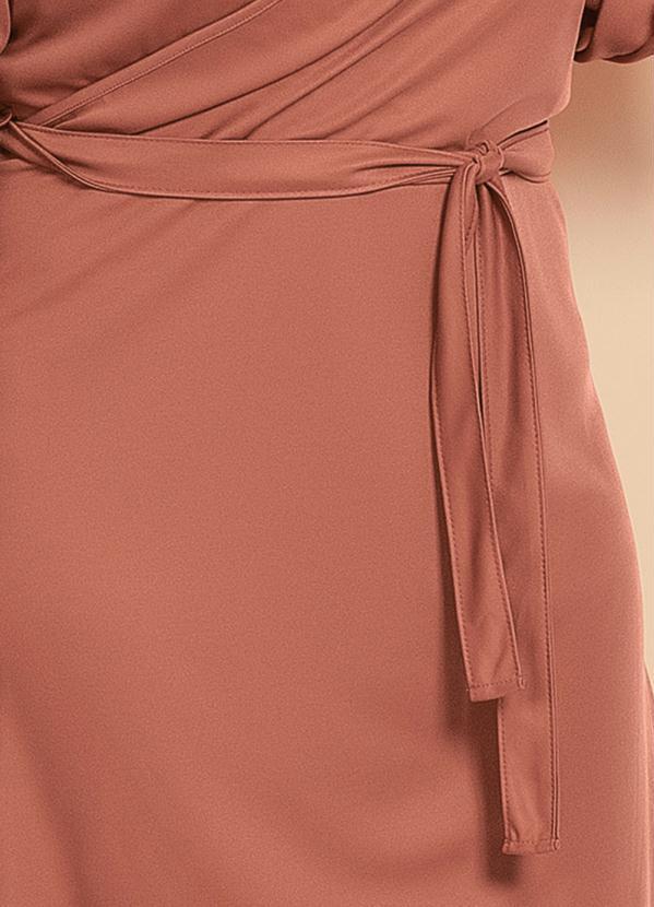 Marguerite - Vestido Caramelo Transpassado Plus Size 4