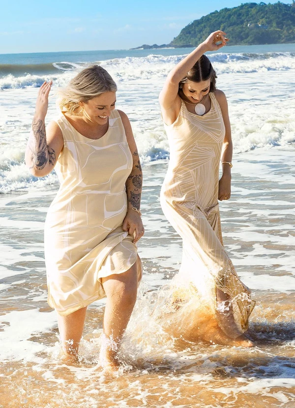 Habana - Vestido Curto Plus Size em Viscose Bege 4