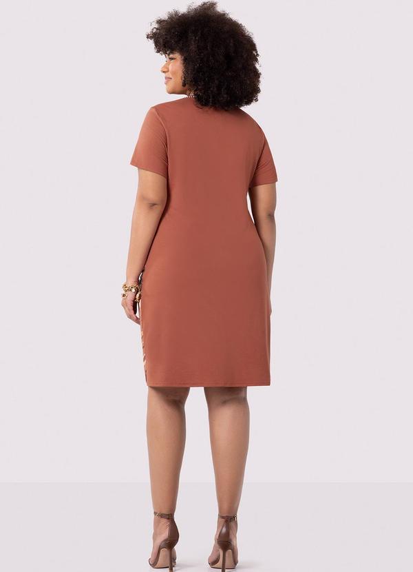 Lunender Mais Mulher - Vestido Curto Plus Size Estampado com Retilínea Marrom 4