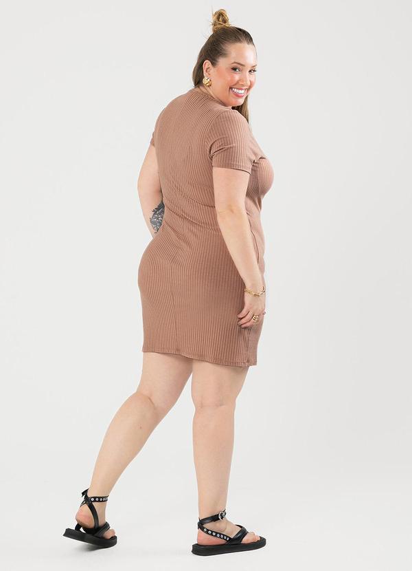 Cativa - Vestido Plus Size Curto em Canelado Marrom Claro 2