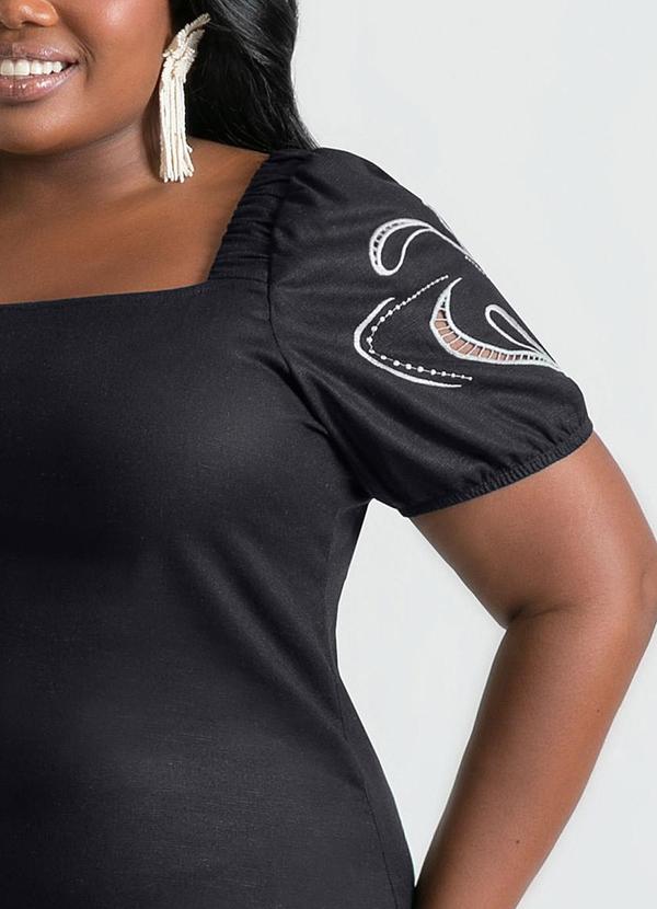 Cativa - Vestido Plus Size Curto em Tecido em Linho Preto 3