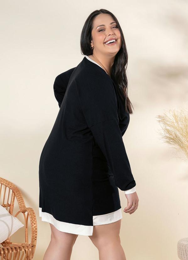 Outlet - Vestido Plus Size Preto com Decote Canoa 4