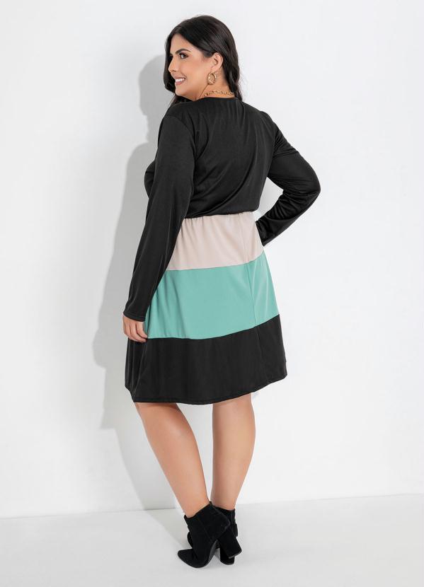 Marguerite - Vestido Preto com Recortes e Mangas Plus Size 4