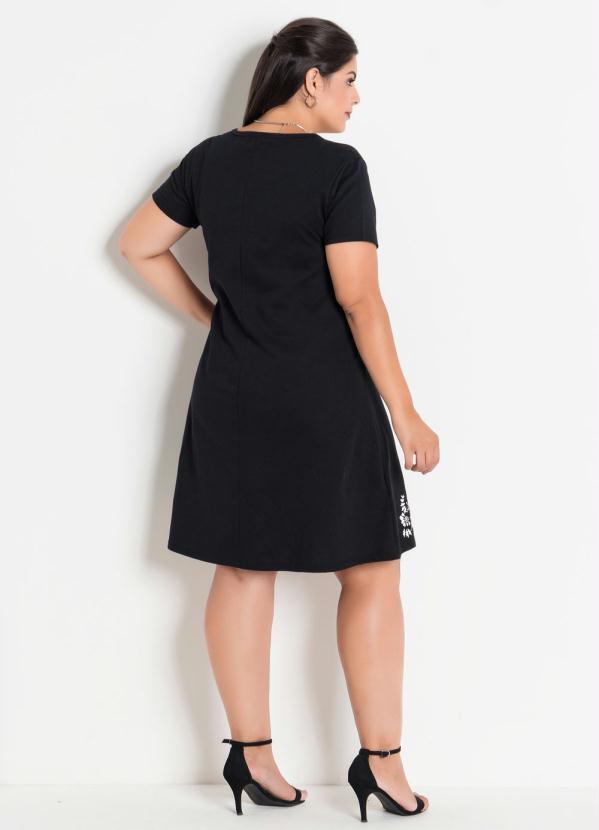 Marguerite - Vestido Preto Plus Size com Barra Floral 4