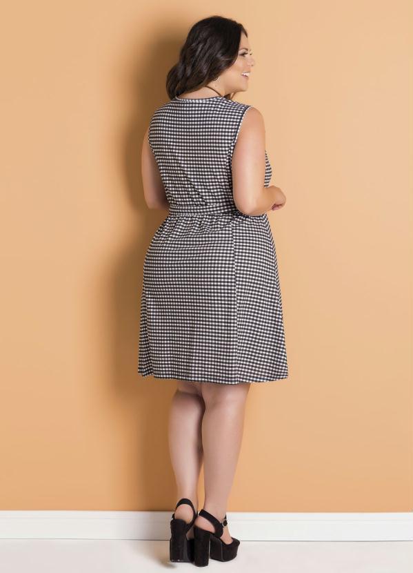Marguerite - Vestido Xadrez Vichy Plus Size Transpassado 4