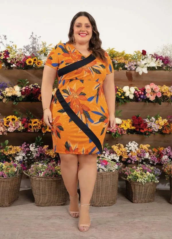 Queima Estoque - Vestido Floral com Decote Transpassado Plus Size 2