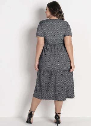 Marguerite - Vestido Midi Chevron Preto com Babados Plus Size - MARGUERITE