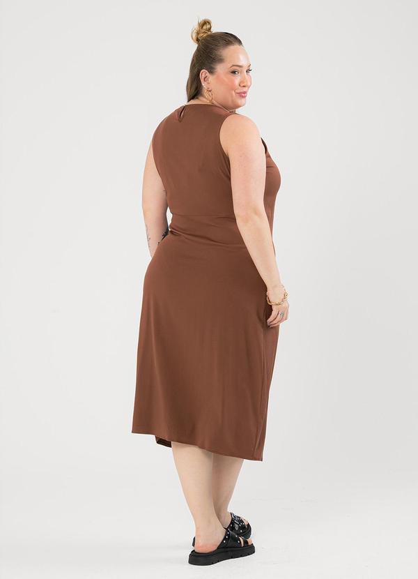 Cativa - Vestido Midi Plus Size em Viscose Marrom Escuro 2