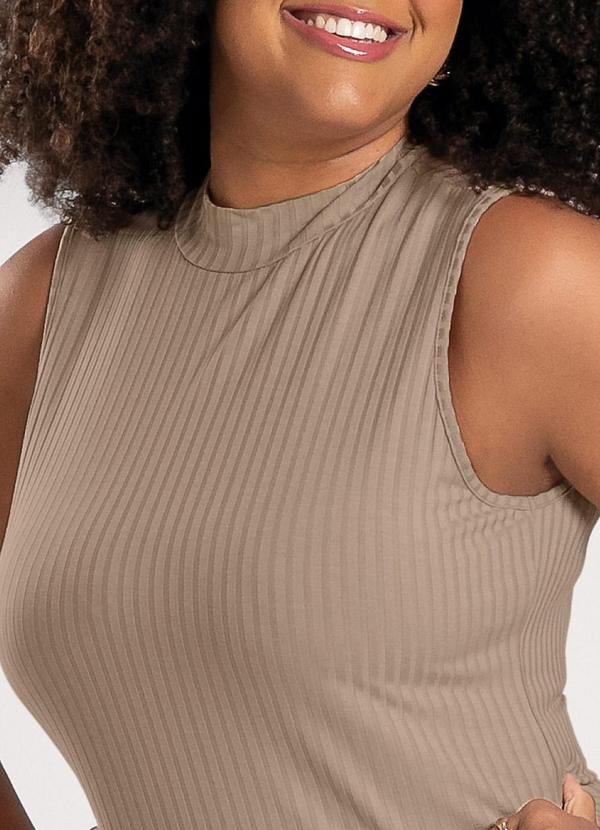 Cativa - Vestido Plus Size Midi em Canelado Marrom Claro 1