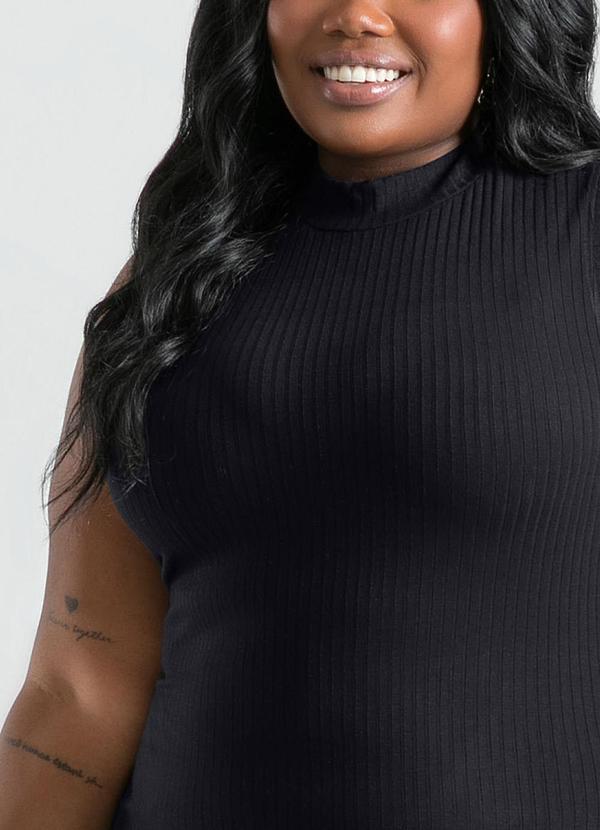 Cativa - Vestido Plus Size Midi em Canelado Preto 3