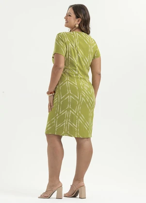 Cativa - Vestido Plus Size Midi em Viscose Verde - CATIVA
