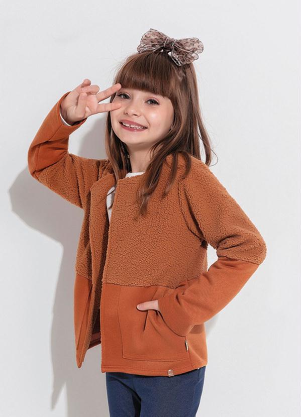 Moda Pop - Casaco Infantil Caramelo com Recorte em Pelos