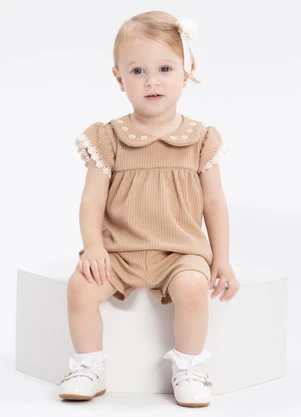 Alakazoo - Conjunto Bebê com Blusa Bordada e Shorts Bege - ALAKAZOO