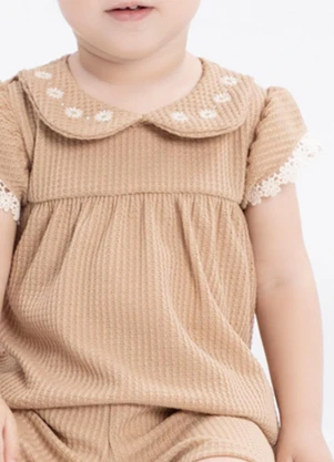 Alakazoo - Conjunto Bebê com Blusa Bordada e Shorts Bege - ALAKAZOO