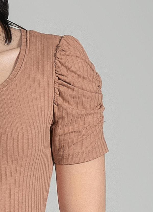 Cativa Teen - Vestido Curto Canelado Marrom Claro 2