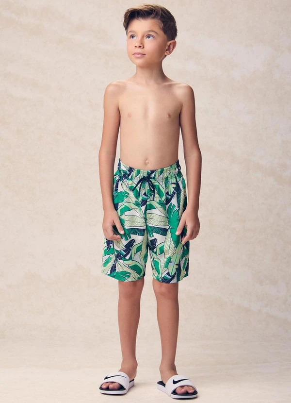 Youccie - Bermuda em Tactel Estampada de Folhas Verde 3