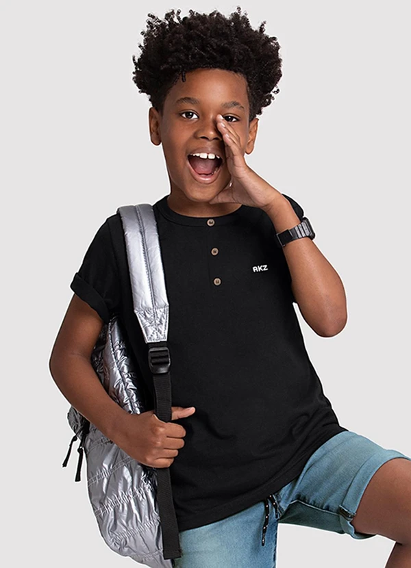 Alakazoo - Camisa Menino Gola Padre Bordado Frontal Preto