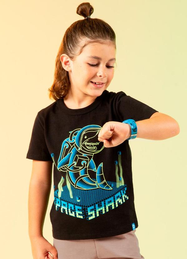 Cativa Kids - Camiseta Estampa de Tubarão Preto