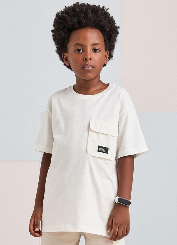 Youccie - Camiseta Off White com Bolso e Lapela Pérola