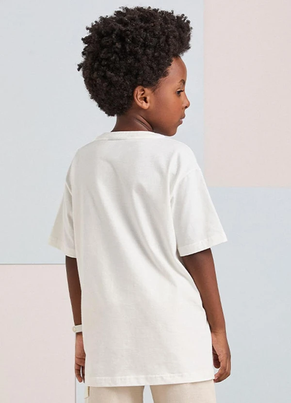 Youccie - Camiseta Off White com Bolso e Lapela Pérola 2